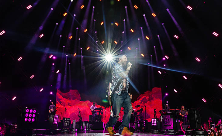 نهاية عام استثنائية… "مارون 5" تشعل ليلة رأس السنة من قلب أتلانتس النخلة